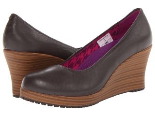 Crocs A Leigh Closed Toe Wedge Womens Wedge Shoes (Brown)
