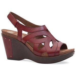 Dansko Womens Felicia Cranberry Antique Full Grain Shoes, Size 39 M   1905 247800