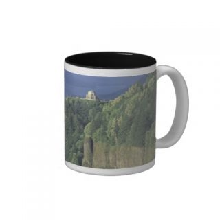USA, Oregon, Columbia River Gorge NSA. View of Mugs