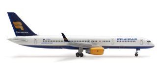Herpa Icelandair 757 200 1/200 W/WINGLETS Toys & Games