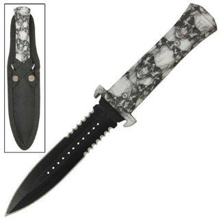 AZ 996. Famine Apocalyptic Zombie Hunter Dagger Well made with a strong and sturdy feel in the hand, a shrouded Zombie skull head pattern cloaked in an eerie brown haze across the entire dagger makes this the perfect weapon for a good Zombie hunt Razor sh