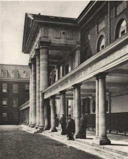 LONDON Pensioners in the great Quadrangle of Chelsea Royal hospital;1926   Prints