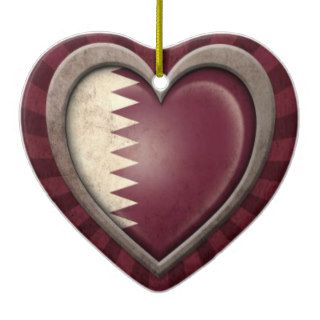 Aged Qatar Flag Heart with Light Rays Christmas Ornaments