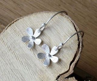 handmade silver daisy drop earrings by caroline cowen jewellery