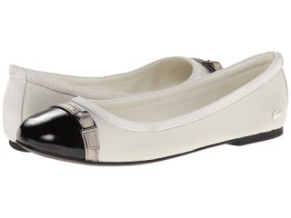 Add a contemporary look to your ensemble with the Perren4 W flat. Faux