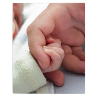 Dad and baby holding hands plaque