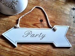 party arrow sign by the hiding place
