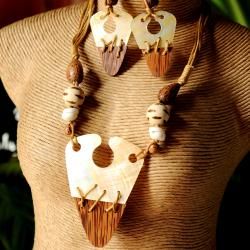 Hand shaped Gold Lip Shell and Puca Wood Necklace and Earring Set (Philippines) Jewelry Sets
