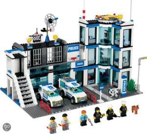LEGO City Police Station (7498)      Toys