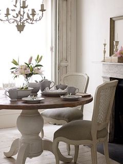 Shabby Chic Willow round dining table